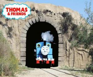 пазл Дружественных паровоз Томас выходит из туннеля